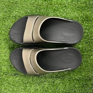 OOFOS Women's Comfort Recovery Sandals Slides Black Silver Size Women 6 Men 4